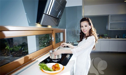 Phòng bếp có gam màu chủ đạo là màu trắng, được sắp xếp gọn gàng, sạch sẽ.