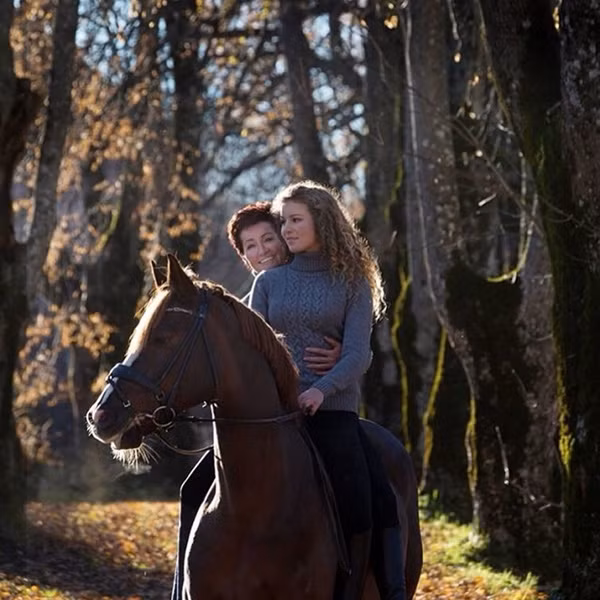 Trong cuộc phỏng vấn đăng tải trên trang web của công ty gia đình, Alexandra nói rằng tuy có nhiều tiền nhưng đấy không phải là thành công. Cô nói: “Tôi cảm thấy trách nhiệm rất lớn. Có lúc tôi nghĩ mình không xứng đáng được hưởng. Tôi muốn giúp công ty Ferd phát triển hơn nữa trong tương lai”. Ảnh: Alexandra cùng mẹ có chung đam mê cưỡi ngựa.