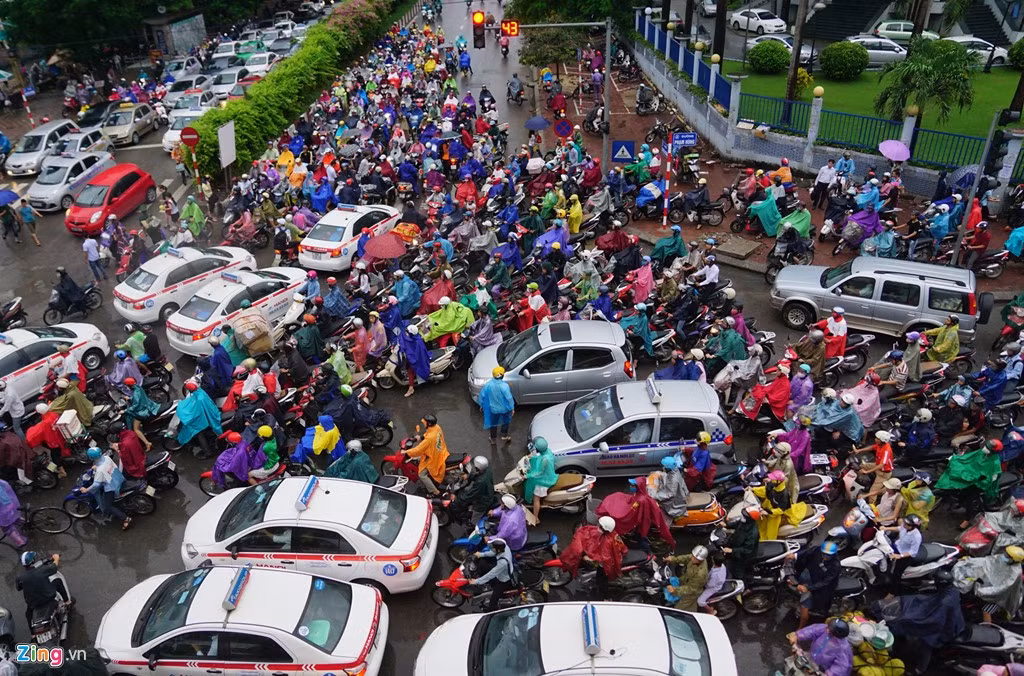 Mỗi khi trời mưa, những con đường ngày thường không đông cũng trở nên kẹt cứng. Nguyên nhân, nhiều người ngày thường cất xế hộp gặp mưa mang ra sử dụng để tránh bị ướt. Taxi cũng hoạt động hết công suất. Ảnh: Duy Hiếu.
