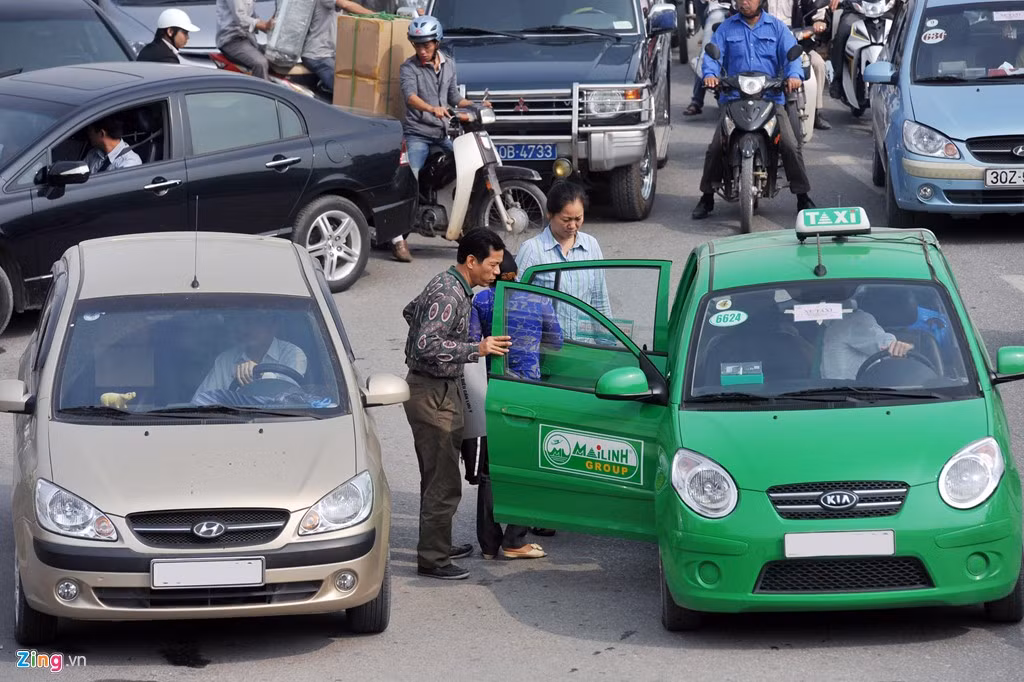 Bệnh viện cấm taxi ra vào khiến khách phải xuống giữa đường vì không còn cách nào khác. Chỉ cần một xe đỗ giữa đường như thế này cũng tạo nút thắt gây ùn ứ, rối loạn phía sau, nhất là vào giờ cao điểm. Ảnh: Hoàng Hà.