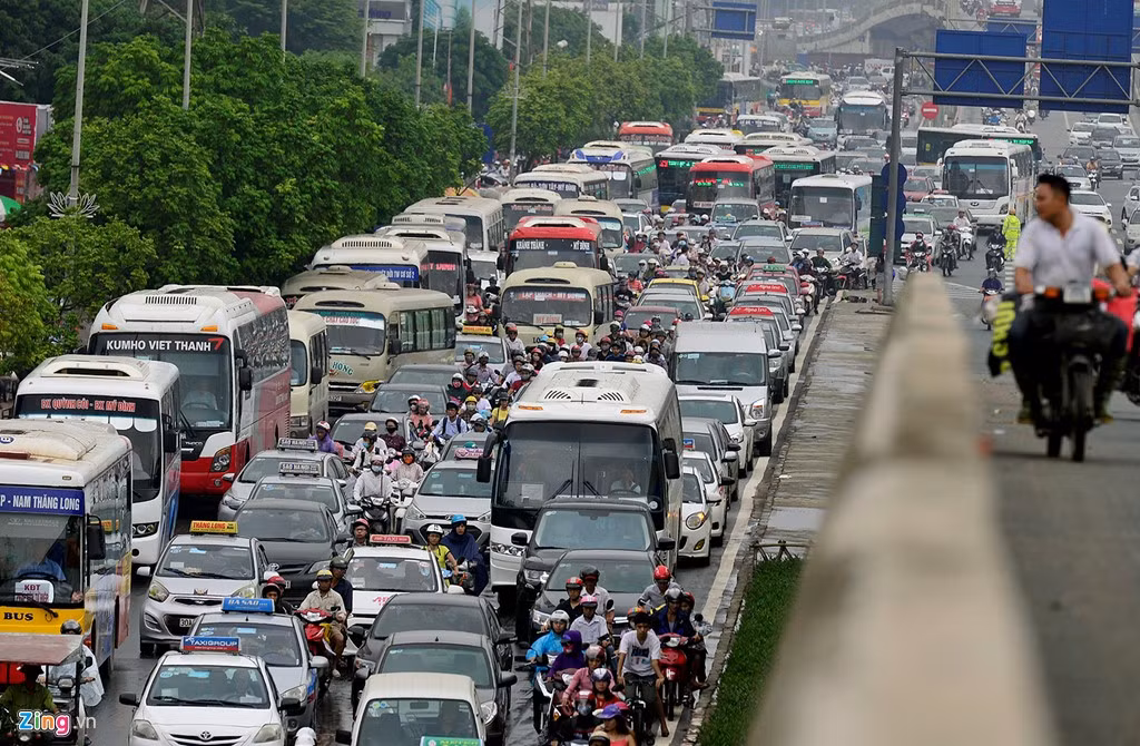 Ô tô mất làn, xe máy mất lối là điển hình của sự thiếu văn minh giao thông Việt Nam mà ít nơi nào trên thế giới mắc phải. Tại các quốc gia phát triển, tình trạng ùn tắc giao thông đều có ở các thành phố lớn nhưng không bị rối loạn và để lại những hình ảnh xấu xí trong mắt khách du lịch quốc tế như ở Hà Nội. Ảnh: Lê Hiếu.
