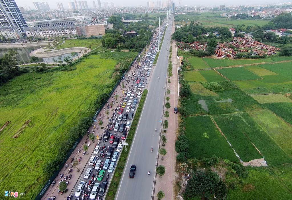 Bên cạnh đó, sự phát triển của hàng loạt khu đô thị với mật độ dân cư quá lớn, không đồng bộ với đường xá cũng làm cho các tuyến cửa ngõ thành phố quá tải. Có những khu vực đông dân cư sinh sống mà chỉ có từ một đến hai lối đi và về như địa bàn các quận Hà Đông, Bắc và Nam Từ Liêm... Ảnh: Duy Hiếu.