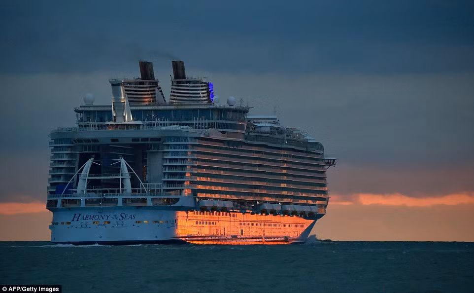 Với trọng tải 226.000 tấn và chiều dài hơn 360 m, Harmony Of The Seas có 18 tầng chia thành nhiều phòng nghỉ và phòng căn hộ hạng sang.
