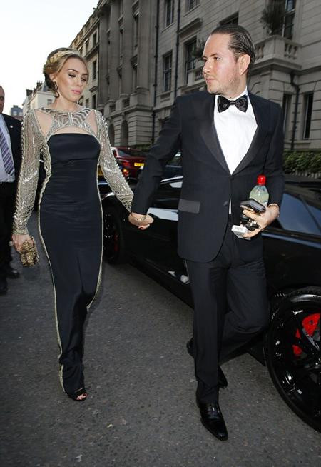 Đầu tháng 11/2015, James Stunt đã đến cuộc từ thiện sinh thái hàng năm tổ chức tại dinh thự Bridgewater House thuộc Anh. Cuộc từ thiện quy tụ nhiều đại gia có tiếng cũng như những chuyên gia định giá hàng đầu. Đặc biệt trong suốt buổi đấu giá quyên góp, James đã không ngừng tiết lộ gia tài khổng lồ khiến nhiều người choáng ngợp.