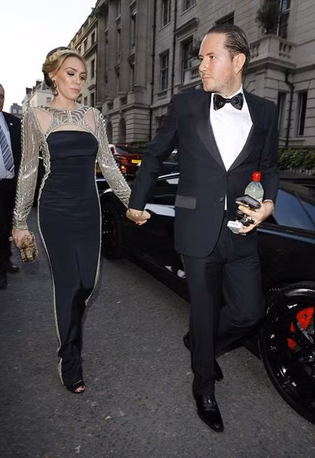 Đầu tháng 11/2015, James Stunt đã đến cuộc từ thiện sinh thái hàng năm tổ chức tại dinh thự Bridgewater House thuộc Anh. Cuộc từ thiện quy tụ nhiều đại gia có tiếng cũng như những chuyên gia định giá hàng đầu. Đặc biệt trong suốt buổi đấu giá quyên góp, James đã không ngừng tiết lộ gia tài khổng lồ khiến nhiều người choáng ngợp.