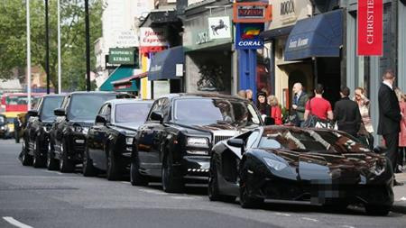 Đây không phải lần đầu James khiến nhiều người choáng váng vì tài sản “kếch xù” của mình. Năm ngoái, doanh nhân sinh năm 1982 từng gây sốc khi mang theo 5 chiếc siêu xe ra phố trong một lần đi mua sắm. Dàn xe “khủng” của James Stunt đã gây ùn tắc giao thông.