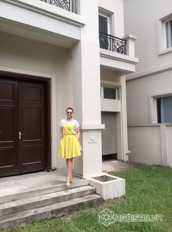 Có thể thấy ngôi biệt thự của Lã Thanh Huyền khá lớn và rộng rãi. Toàn bộ sơn bên ngoài đều là màu trắng. Khu vườn rộng rãi với bãi cỏ xanh mướt cùng một số cây hoa quả như xoài, vú sữa, cây hoa osaka. Tuy nhiên, đúng như Lã Thanh Huyền nói thì để không gian khu vườn đẹp hơn thì cô cần phải chăm sóc và trồng thêm nhiều cây hoa nữa.