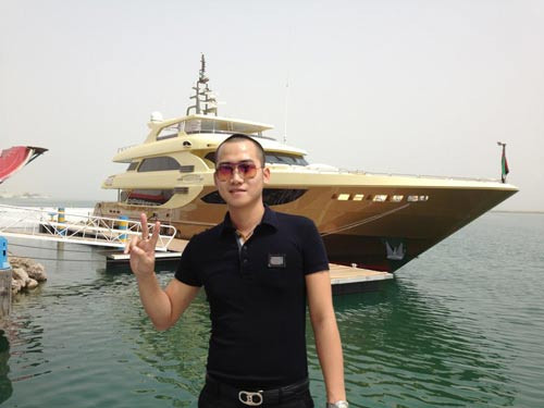 Gia đình chồng của Ngọc Thạch giàu sang bề thế có tiếng ở Hà Nội. Bố chồng người đẹp - ông Đỗ Văn Bình là người giàu thứ 39 trên sàn chứng khoán với giá trị tài sản hơn 400 tỷ đồng. Còn trẻ tuổi nhưng chồng đại gia của sao Việt này được nhận xét rất điềm đạm, chín chắn và có không ít thành công trong lĩnh vực kinh doanh.