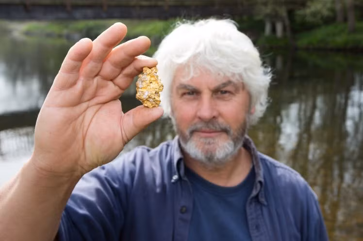 Di tam bien, bat ngo nhat duoc cuc vang to nhu qua trung