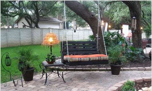 Chiếc ghế đu ngoài trời là một thiết kế đơn giản để bé giải trí ngoài trời. Đây là ý tưởng thiết kế khu giải trí cho bé đơn giản mà các gia đình có thể tự làm cho con em mình.