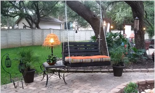 Chiếc ghế đu ngoài trời là một thiết kế đơn giản để bé giải trí ngoài trời. Đây là ý tưởng thiết kế khu giải trí cho bé đơn giản mà các gia đình có thể tự làm cho con em mình.