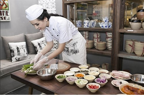 Không chỉ nổi tiếng về nhan sắc, chiều cao thuộc hàng "khủng" trong các hoa hậu Việt, Mai Phương Thúy còn thể hiện năng khiếu kinh doanh khá tốt. Cô sở hữu nhiều nhà hàng "hái ra tiền", làm ăn phát đạt ở TP HCM.