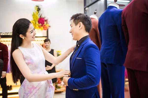 Buổi khai trương đã nhận được sự ủng hộ và chúc mừng của rất nhiều nghệ sĩ trong làng giải trí Việt. Ngọc Hân tự tay trang trí cửa hàng một cách sang trọn