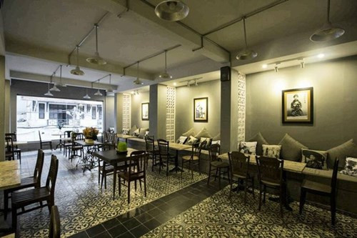 Nhà hàng có tên Bụi của Hoa hậu Mai Phương Thúy trên đường Ngô Văn Năm (Quận 1, TP HCM) gây được nhiều cảm tình với khách hàng nhờ những món ăn dân giã, quen thuộc.