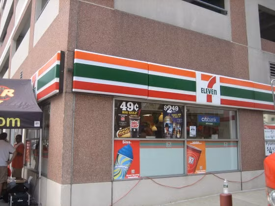 Mỹ đứng thứ hai với 8.116 cửa hàng 7-Eleven, theo sau là Thái Lan và Hàn Quốc với khoảng 7.000 cửa hàng mỗi nơi. Hiện, chuỗi cửa hàng tiện lợi này vẫn tiếp tục mở rộng thêm nhiều thị trường khác.