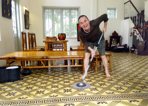 Ngoài những khi đi diễn, nghệ sĩ cũng làm việc nhà như bao ông chồng khác.