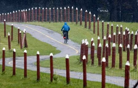 Tường rào kiểu cây bút chì.