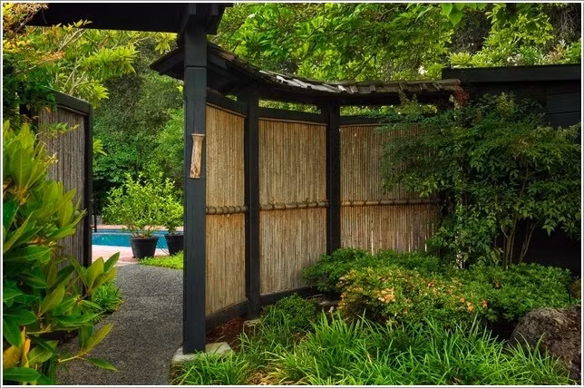 Tường rào làm từ tre trông khá đẹp mắt.