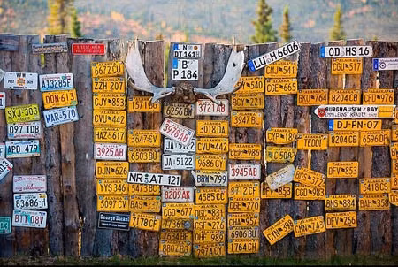 Tường rào đầy biển số xe.