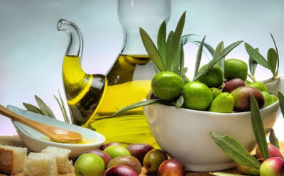 Nguyên liệu cần chuẩn bị: Vài quả cam, chanh, một ít các cây thảo mộc tươi như hương thảo, cỏ xạ hương, vani, bạc hà, hạnh nhân, vài nhánh quế, hoa hồi, cành cây thông, lọ thủy tinh và nồi nhỏ.