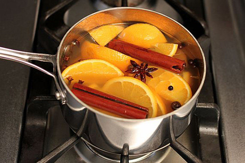 Trước tiên, rửa sạch các quả cam, cắt thành những lát vừa phải còn nguyên vỏ rồi bỏ vào nồi, cho thêm 1 - 2 nhánh quế, vài bông hoa hồi, hoa đinh hương và hạt tiêu. Đổ nước ngập nguyên liệu, có thể nhiều hơn vì chúng ta cần đun lấy nước cốt. Cuối cùng, đặt lên bếp, đun nhỏ lửa. Tùy thuộc vào số lượng bạn sử dụng nhiều hay ít thì thời gian đun khác nhau, khoảng 30 - 40 phút. Sau đó, để nguội và cho vào từng lọ thủy tinh.