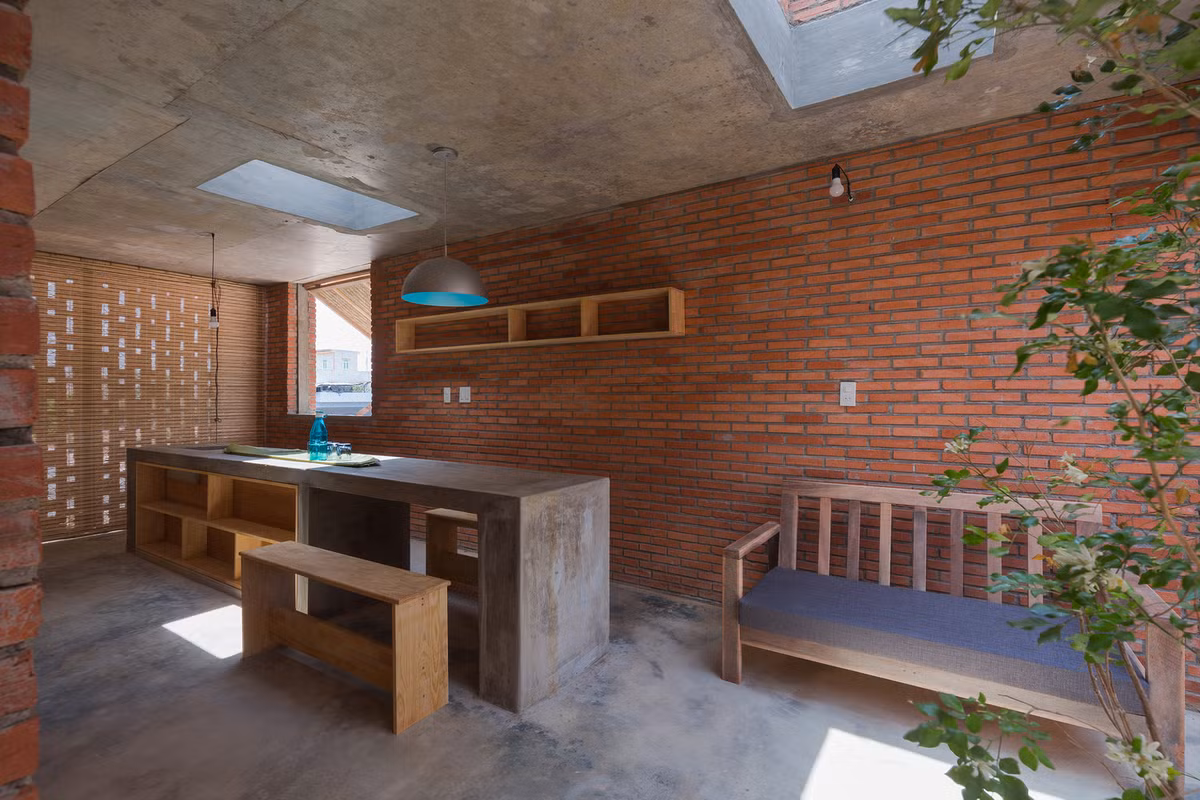 Các đồ nội thất trong nhà được thiết kế đơn giản và dễ dàng để thực hiện.