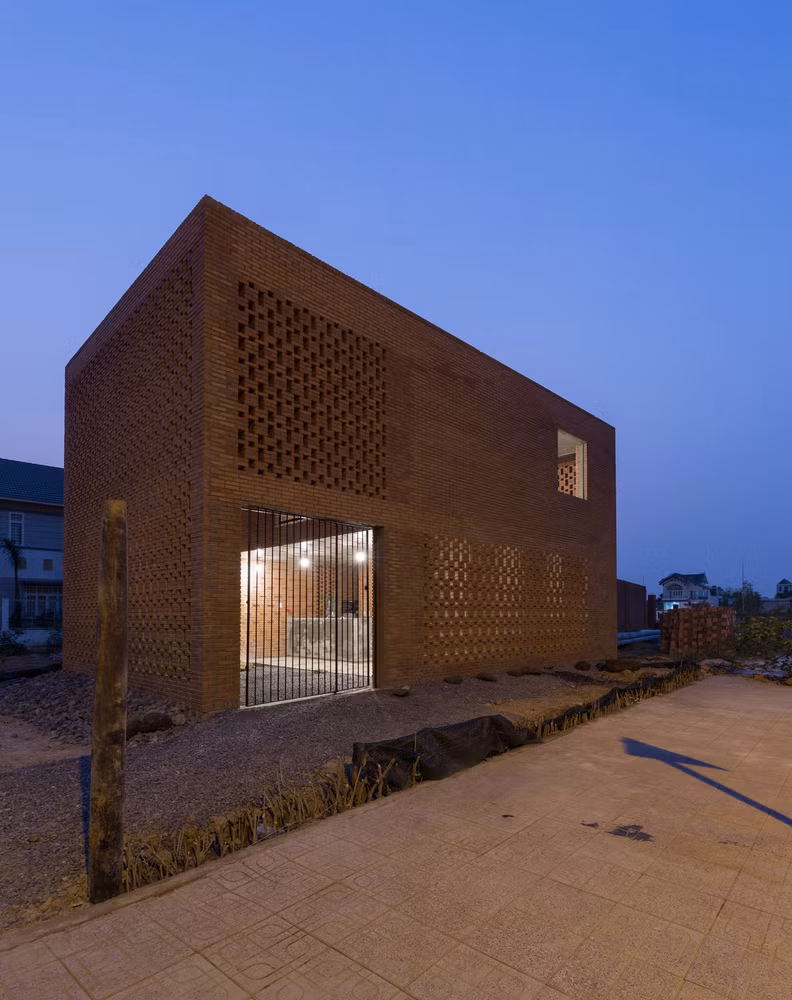 Sân trước là một khu vực thư giãn như uống cà phê buổi sáng. Đây là nơi mà gió, ánh sáng mặt trời và bóng tối của bức tường gạch gặp nhau.