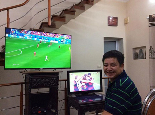 Chí Trung dành nhiều gian tủ để trưng bày đồ cổ và đồ gốm. Danh hài nổi tiếng với kho tiền xu cổ. Ngoài ra, trong nhà anh cũng cất giữ nhiều tài liệu, kịch bản phim ảnh, kịch nói sau nhiều năm gắn bó với nghệ thuật.