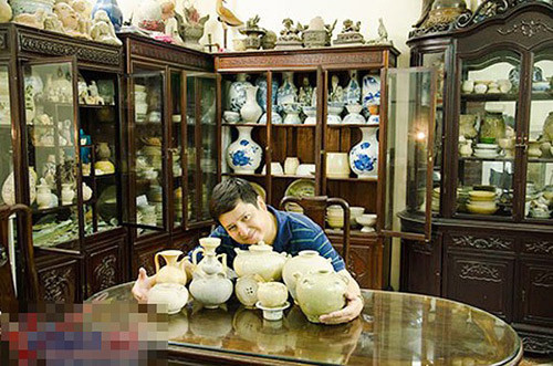 NSƯT Chí Trung: Nhà riêng của danh hài nằm trong một ngõ nhỏ ngay sau lưng Nhà hát Lớn Hà Nội. Chí Trung và gia đình đã sống ở đây rất nhiều năm. Là người yêu thích đồ cổ, vì thế phòng khách nhà anh tràn ngập những món đồ quý.