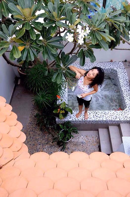 Bên ngoài căn nhà của Thúy Nga có một góc thư giãn với bồn ngâm nước nóng.