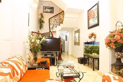 Danh hài Vân Dung: Căn nhà của nữ diễn viên hài không thật rộng nhưng được bố trí ngăn nắp, gọn gàng. Tông màu trắng được phối với gam màu nóng và điểm nhấn rực rỡ từ bộ sofa màu cam, rèm hoa đỏ thẫm hay nhiều bình hoa hồng bày khắp các tầng khiến ngôi nhà thêm ấm áp, nổi bật và hút mắt.