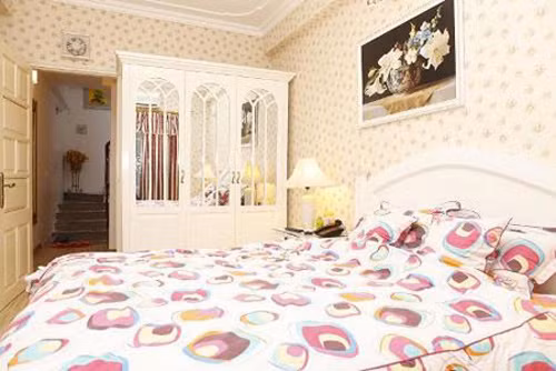 Phòng ngủ của danh hài được dán giấy dán tường cầu kỳ. Đặc biệt là sử dụng nhiều đèn: đèn ngủ, đèn bàn, đèn trần, đèn treo tranh để tạo hiệu ứng ấm cúng cho căn phòng. Đây là nơi nghệ sĩ Vân Dung thích nhất trong nhà mình.