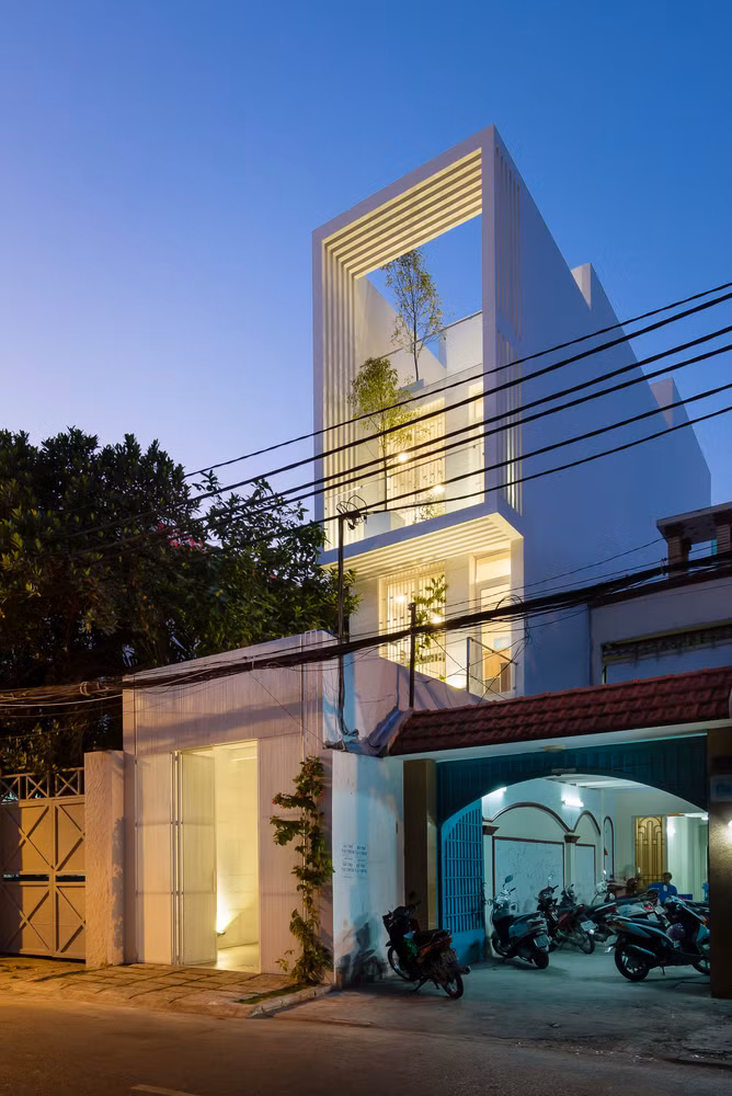 Các giải pháp thông gió và chiếu sáng của ngôi nhà rất phù hợp với khí hậu nhiệt đới ở Việt Nam. Mục đích là để tiết kiệm năng lượng hiệu quả hơn, giúp giảm thiểu biến đổi khí hậu, mang lại cho các thành viên trong gia đình gần gũi hơn với thiên nhiên và giúp họ có trách nhiệm hơn đối với môi trường.