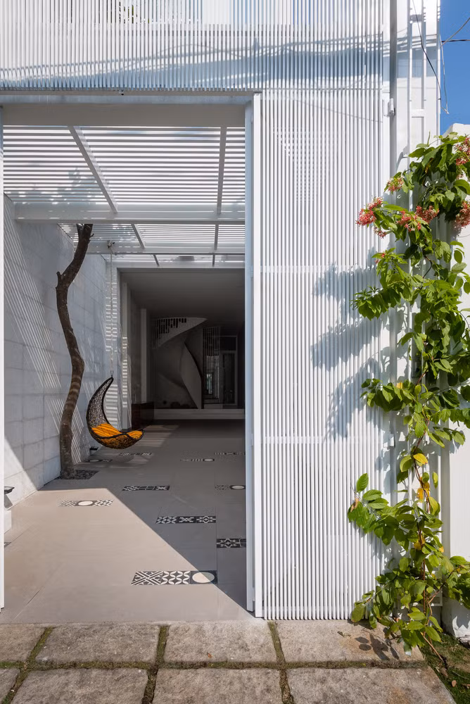 Ngôi nhà rộng 3,8 mét và dài 40 mét này thuộc sở hữu của một gia đình 3 thế hệ với các lứa tuổi khác nhau, có lối sống và nhu cầu khác nhau.