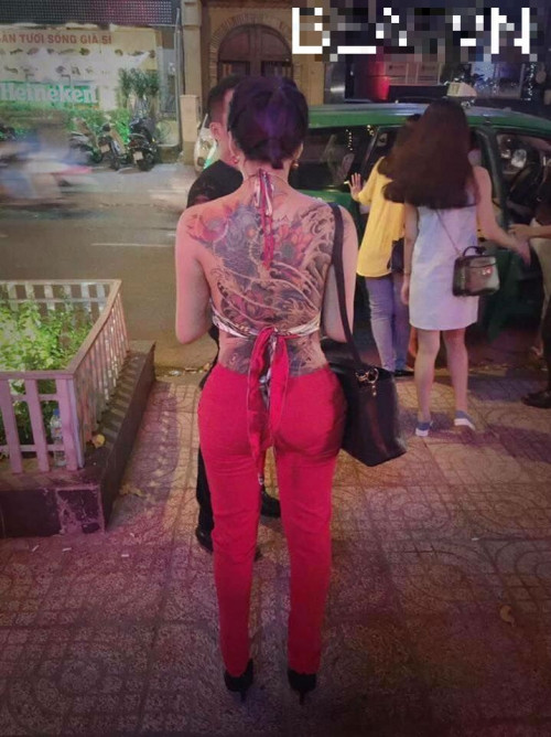 Thiếu nữ khoe "lưng trần" toàn hình xăm gây tranh cãi (Ảnh: Beat.vn).