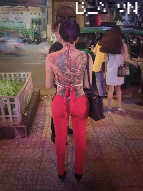 Thiếu nữ khoe "lưng trần" toàn hình xăm gây tranh cãi (Ảnh: Beat.vn).