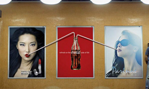 Quảng cáo của Coca Cola tạo hiệu ứng vui mắt khi được đặt cạnh hai tấm biển quảng cáo khác.