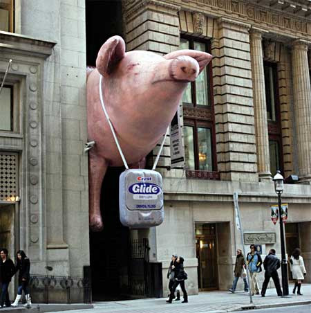 Hãng chỉ nha khoa Glide đã tạo bước đột phá cho việc quảng cáo cho các sản phẩm y tế khi sử dụng mô hình quảng cáo khổng lồ như thế này.