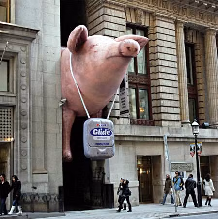 Hãng chỉ nha khoa Glide đã tạo bước đột phá cho việc quảng cáo cho các sản phẩm y tế khi sử dụng mô hình quảng cáo khổng lồ như thế này.