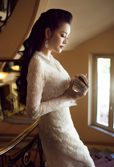 Trong set đồ thảm đỏ, Lý Nhã Kỳ kết hợp cùng hoa tai kim cương của Paolo Piovan với bóp cầm tay họa tiết tinh xảo của Marchesa.