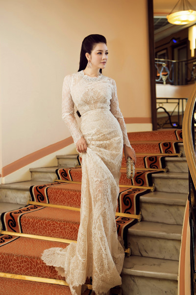 Trong lần xuất hiện tại LHP Cannes 2015, Lý Nhã Kỳ mặc đầm đuôi cá ôm, thêu ren bằng tay của thương hiệu thời trang Ý- Ermanno Scervino. Theo thông tin được tiết lộ, chiếc đầm của Lý Nhã Kỳ trên thế giới chỉ có thêm ba chiếc ở Anh, Pháp và Ý.