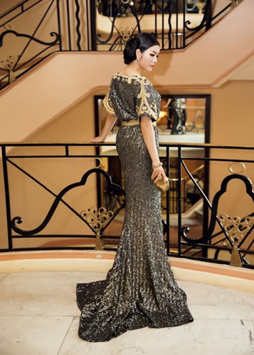Thuộc dòng haute couture đỉnh cao, đầm kim sa đuôi cá Lý Nhã Kỳ mặc được thiết kế với cảm hứng đậm chất Ai Cập cổ xưa, với hoạ tiết cổ áo và tay áo thể hiện sự quyền uy của một nữ thần.