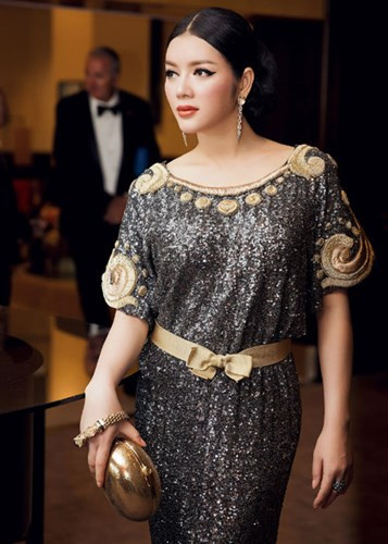 Bông tai rủ dài của thương hiệu kim cương Paolo Piovan giúp gương mặt kiêu sa, cổ điển hơn, tạo nên hình ảnh hoàn hảo, diễm lệ mà quyền lực cho Lý Nhã Kỳ.