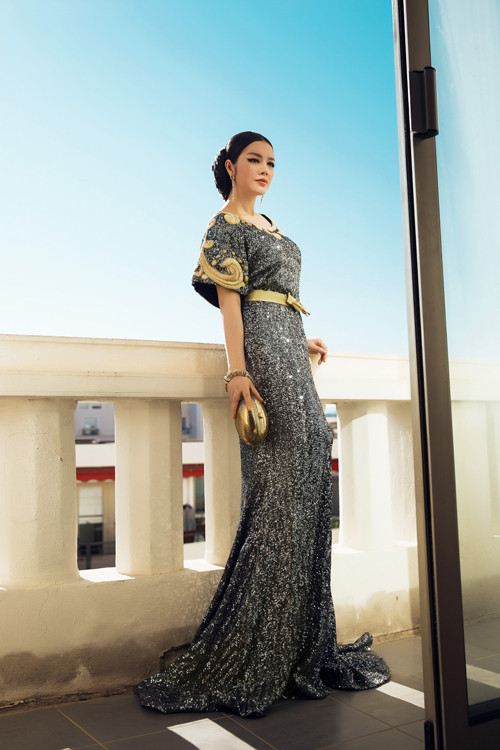 Mẫu váy hàng hiệu của Lý Nhã Kỳ tôn lên vóc dáng và khiến cô không hề thua kém bất cứ nghệ sĩ nổi tiếng nào tại Cannes.