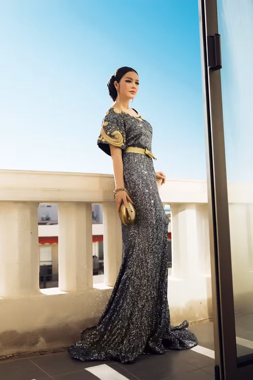 Mẫu váy hàng hiệu của Lý Nhã Kỳ tôn lên vóc dáng và khiến cô không hề thua kém bất cứ nghệ sĩ nổi tiếng nào tại Cannes.