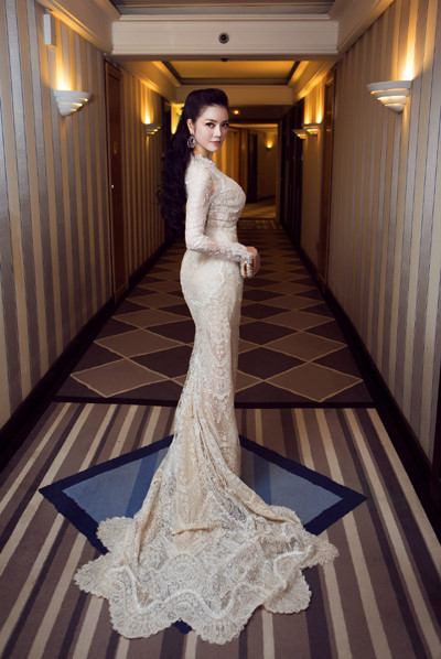 Với kiểu dáng cổ điển, kín đáo, chiếc đầm Lý Nhã Kỳ diện trên thảm đỏ Cannes làm nổi bật vóc dáng thon thả, nữ tính cho người đẹp.