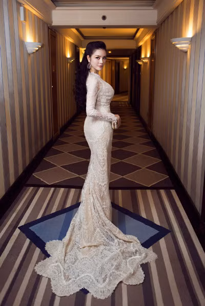 Với kiểu dáng cổ điển, kín đáo, chiếc đầm Lý Nhã Kỳ diện trên thảm đỏ Cannes làm nổi bật vóc dáng thon thả, nữ tính cho người đẹp.