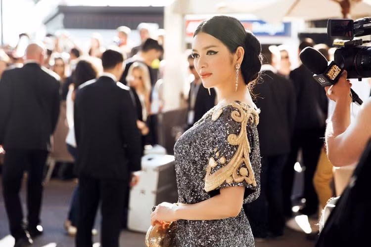 Tại Việt Nam hay bước ra quốc tế, Lý Nhã Kỳ tạo dựng được một hình ảnh biểu tượng riêng biệt về thời trang, với gu thời trang tinh tế, quyền quý mà thanh lịch.