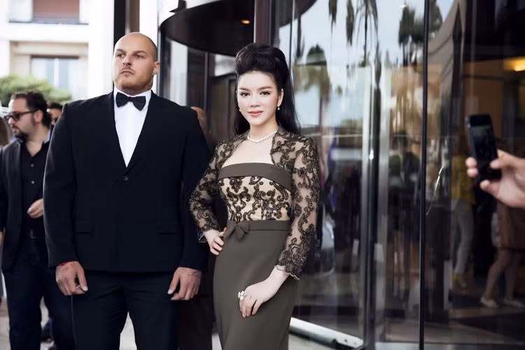 Bộ váy được kết hợp với trang sức kim cương Paolo Piovan cùng kiểu tóc chải phồng mái làm tôn vẻ sang trọng, đẹp cổ điển cho người đẹp.