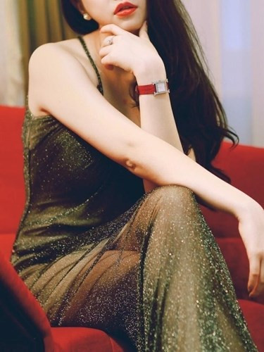 Chiếc đồng hồ màu đỏ thuộc thương hiệu cao cấp có giá lên đến 12.000 USD (khoảng hơn 240 triệu đồng).